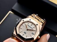 玉宝手表指针颜色褪色。