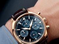 江诗丹顿手表显示屏背光不亮。