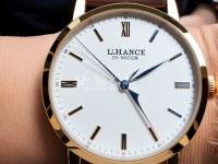 摩凡陀手表玻璃镜面损坏。