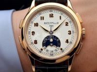 豪度手表显示屏偏色。