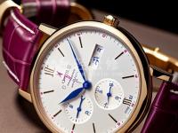 天梭手表显示屏偏色。