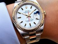 梅花手表玻璃镜面损坏。