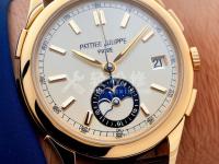 施华洛世奇手表显示屏偏色。