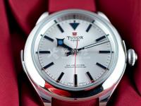 伯爵手表显示屏背光不亮。