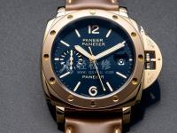 艾米龙手表显示屏偏色。