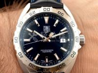 康斯登手表指针颜色褪色。