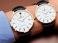 nomos手表显示屏偏色。