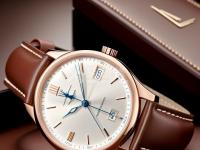 萧邦手表玻璃镜面损坏。